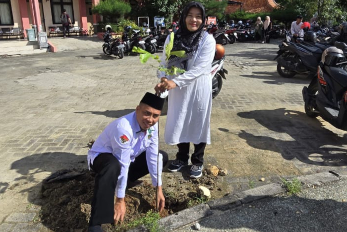Prodi Tadris Bahasa Inggris IAIN Madura Ambil Bagian dalam Gerakan Hijau: Tanam 1000 Pohon Matoa