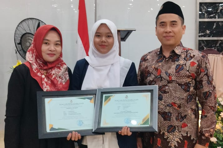 Zulfa Kamalia, Mahasiswa Prodi Tadris Bahasa Inggris IAIN Madura, Raih Yudisium Terbaik dan Skripsi Award